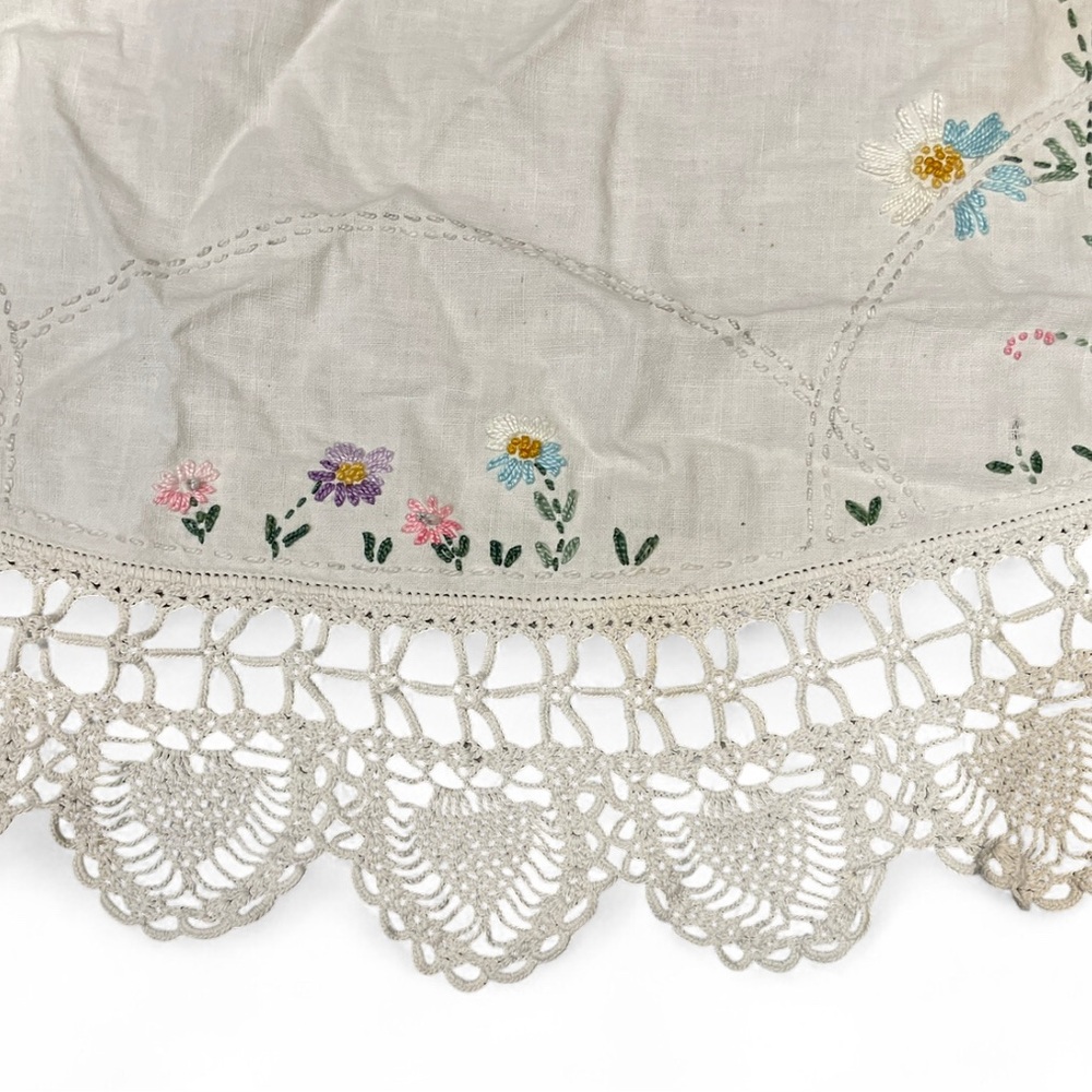 Vintage Floral Embroidered Dresser Scarf Doily‎ Round Tablecloth Crochet Trim - Picture 6 of 7